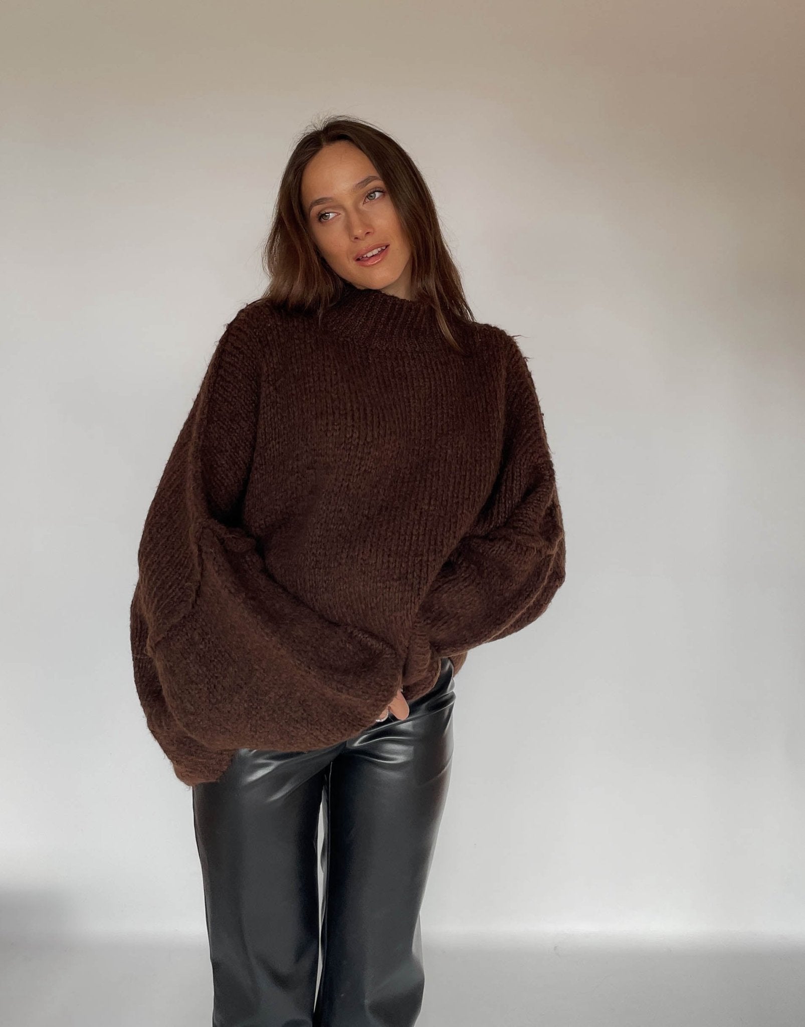 Frau mit brauen Haaren trägt oversize Pullover in coffee