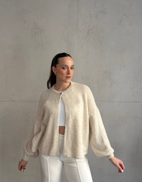 Strickjacke mit einem Knopf und weitem Arm