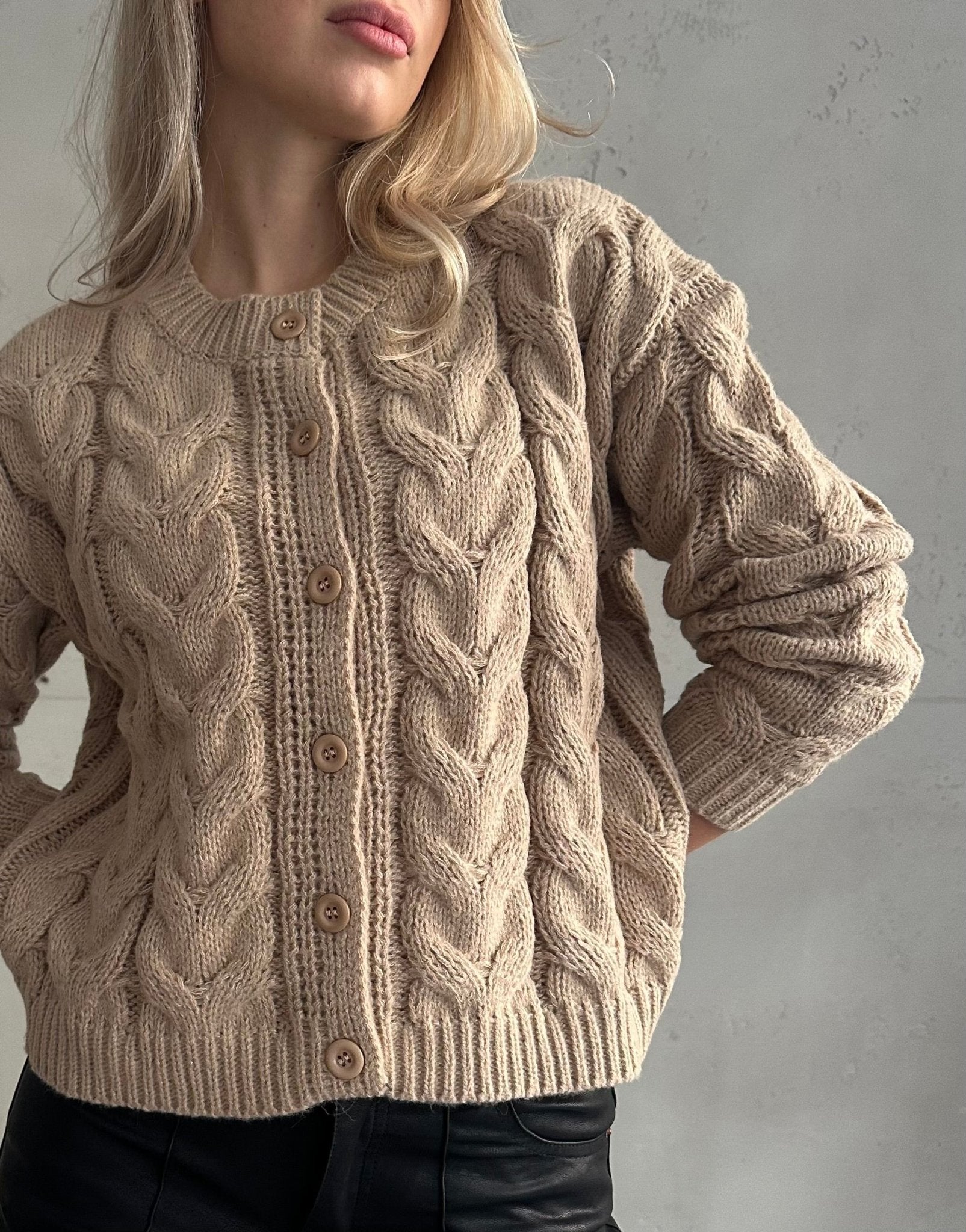 Strickjacke mit Zopfmuster – kurz geschnitten weich Switch-Fashion - Main Image