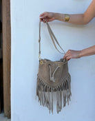 Suede Bucket Bag mit Fransen – 100% Leder, Dunkelbeige - Switch-Fashion