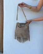 Suede Bucket Bag mit Fransen – 100% Leder, Dunkelbeige - Switch-Fashion