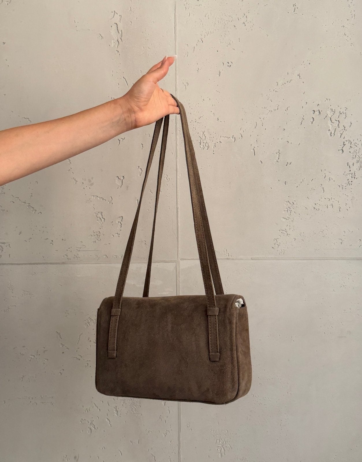 Suede Clutch mit Umhängeriemen – 100% Wildleder, Dunkelbeige - Switch-Fashion