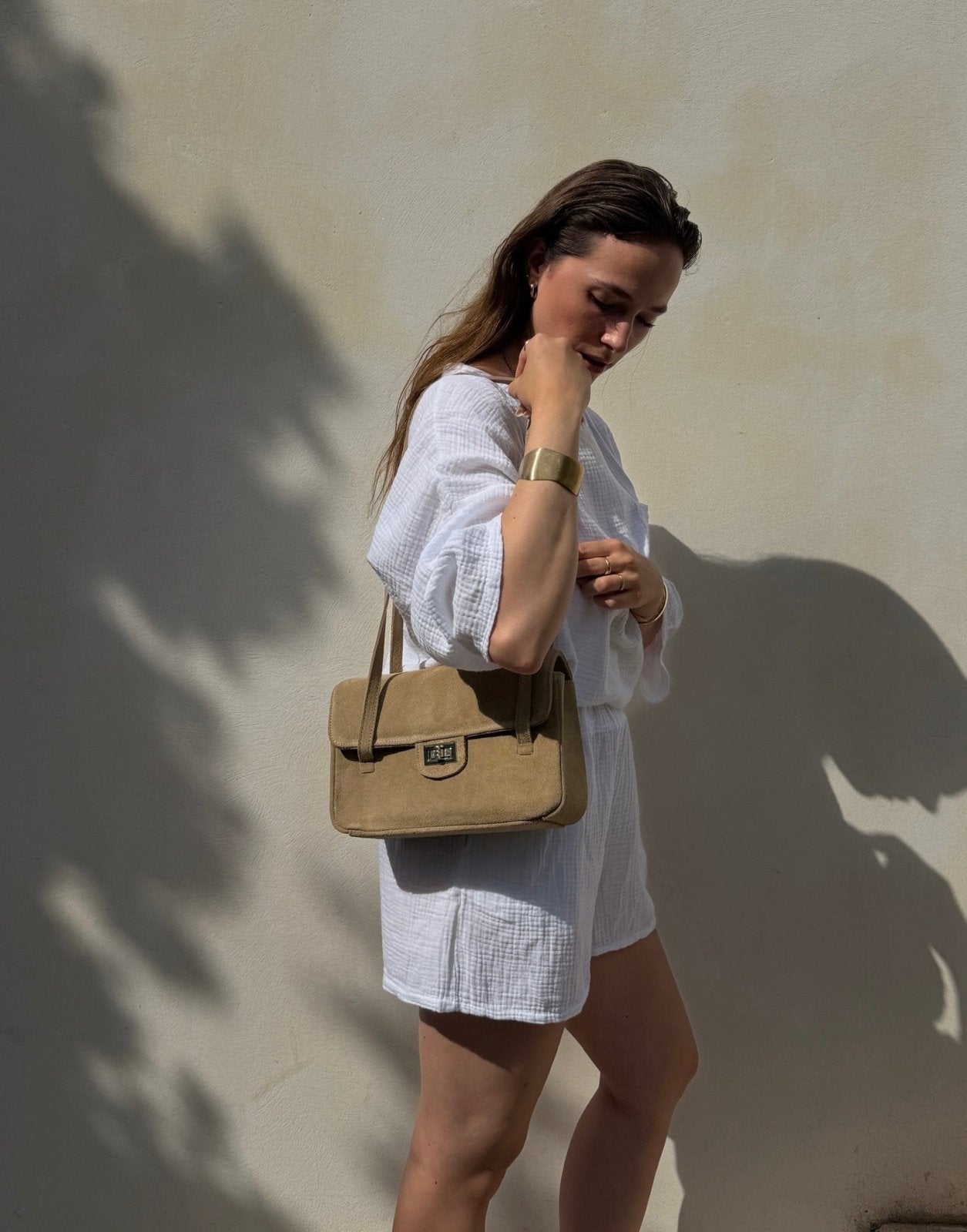 Suede Clutch mit Umhängeriemen – 100% Wildleder, Dunkelbeige - Switch-Fashion