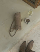 Suede Clutch mit Umhängeriemen – 100% Wildleder, Dunkelbeige - Switch-Fashion