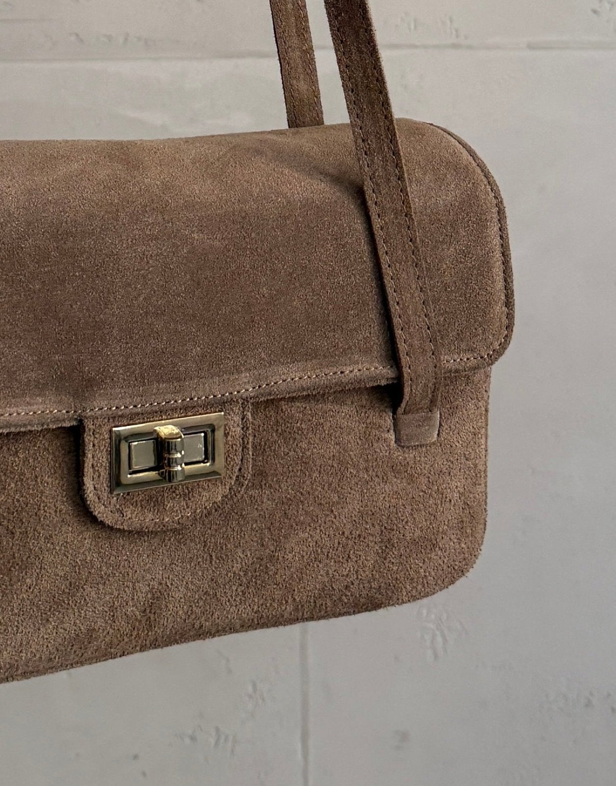 Suede Clutch mit Umhängeriemen – 100% Wildleder, Dunkelbeige - Switch-Fashion