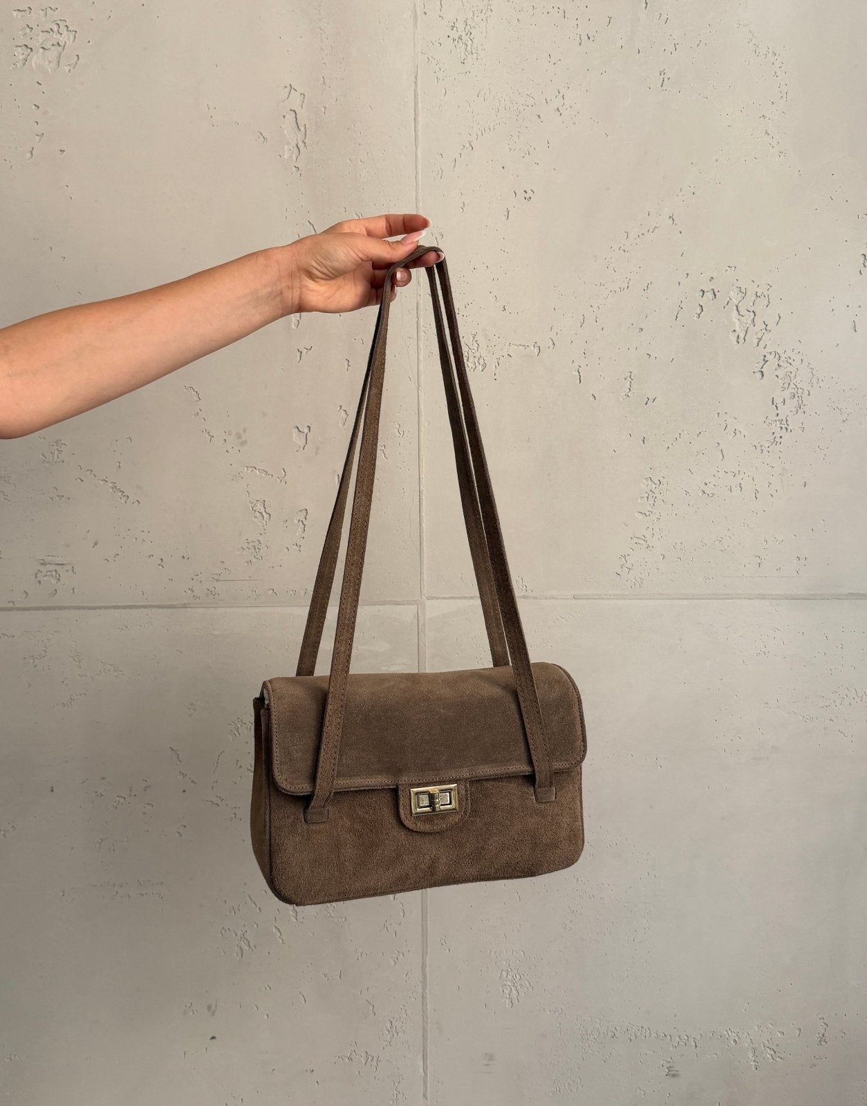 Suede Clutch mit Umhängeriemen – 100% Wildleder, Dunkelbeige - Switch-Fashion