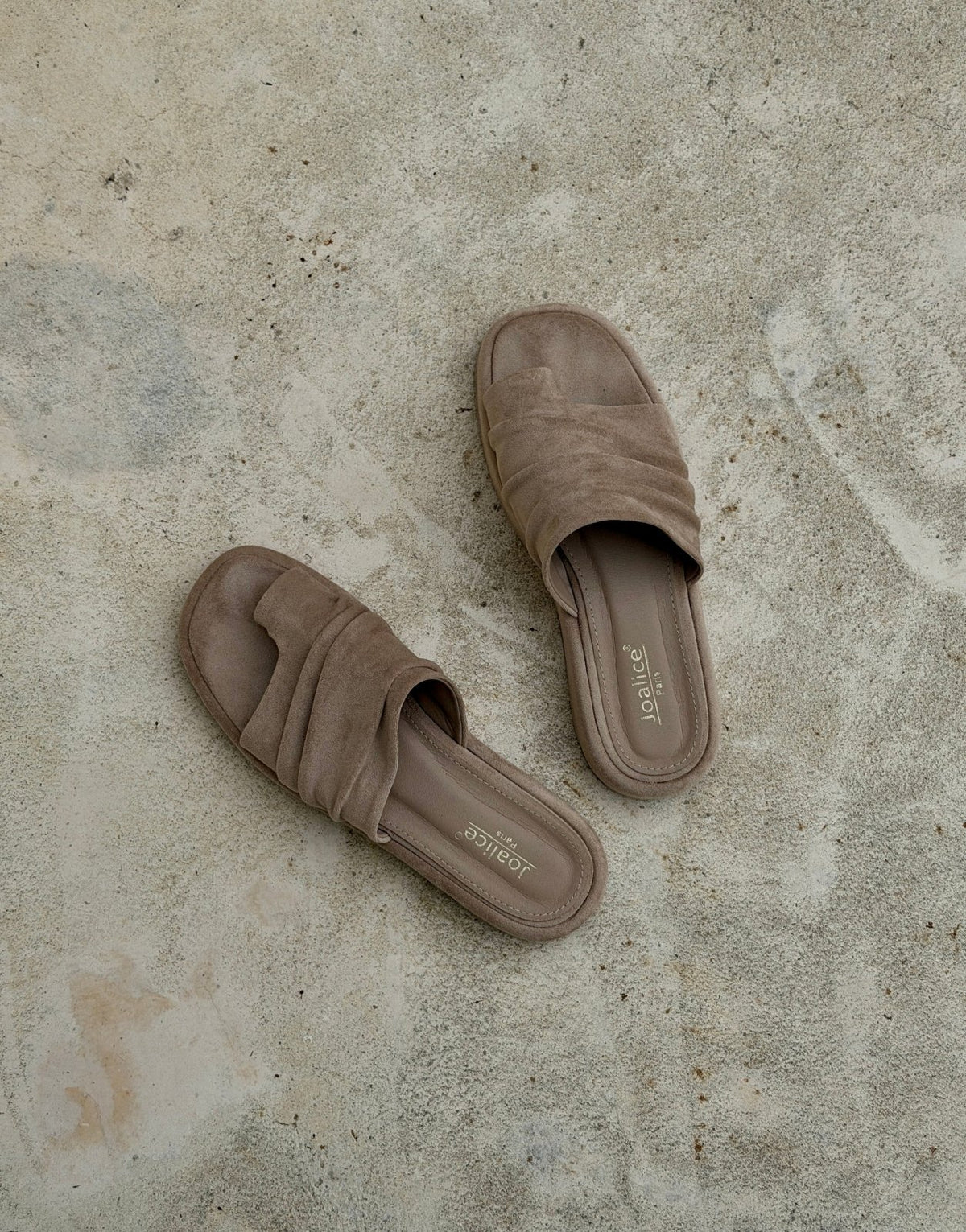 Thong Sandals in Wildlederoptik – Breiter Riemen, Chunky Sole - Switch-Fashion