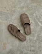 Thong Sandals in Wildlederoptik – Breiter Riemen, Chunky Sole - Switch-Fashion