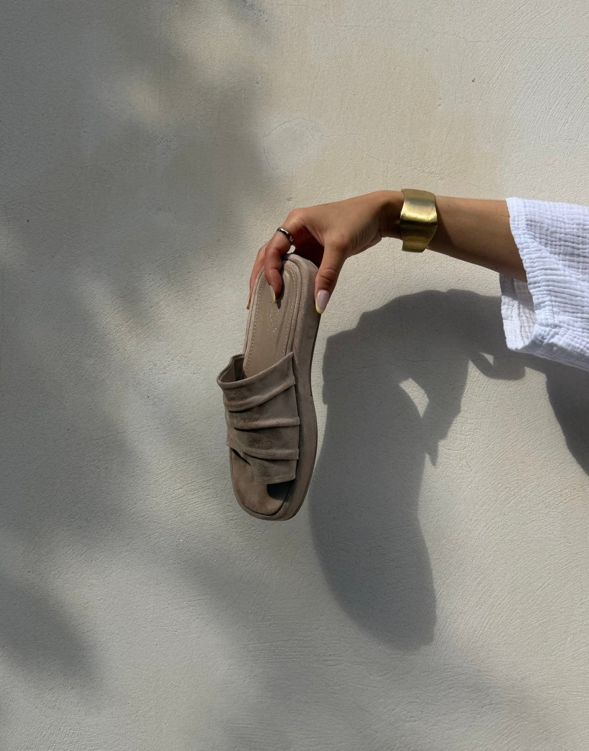 Thong Sandals in Wildlederoptik – Breiter Riemen, Chunky Sole - Switch-Fashion