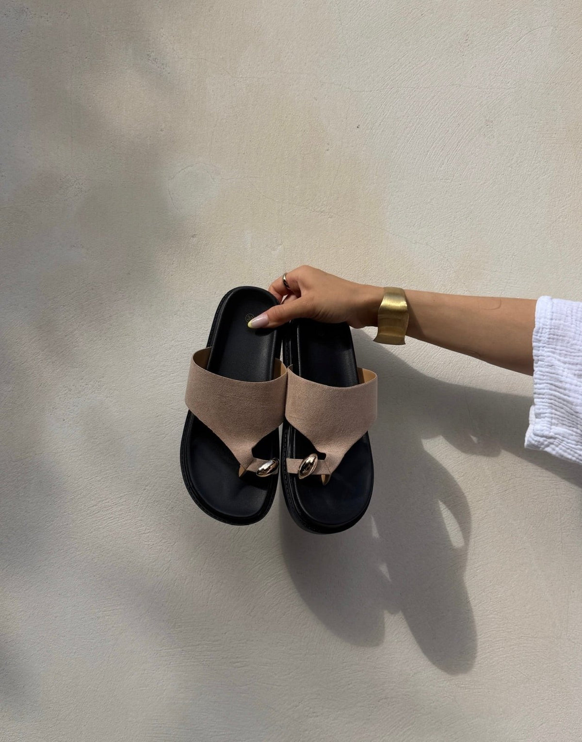 Thong Sandals in Wildlederoptik – Golddetail, Beige & Schwarze Sohle - Switch-Fashion