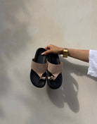 Thong Sandals in Wildlederoptik – Golddetail, Beige & Schwarze Sohle - Switch-Fashion