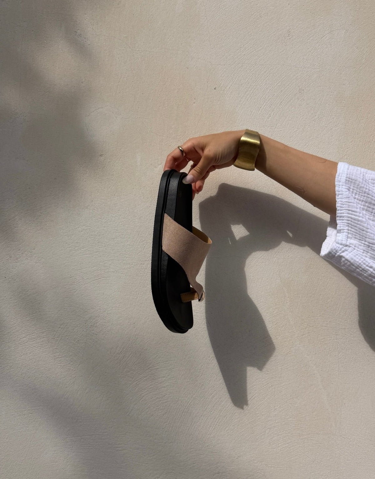 Thong Sandals in Wildlederoptik – Golddetail, Beige & Schwarze Sohle - Switch-Fashion