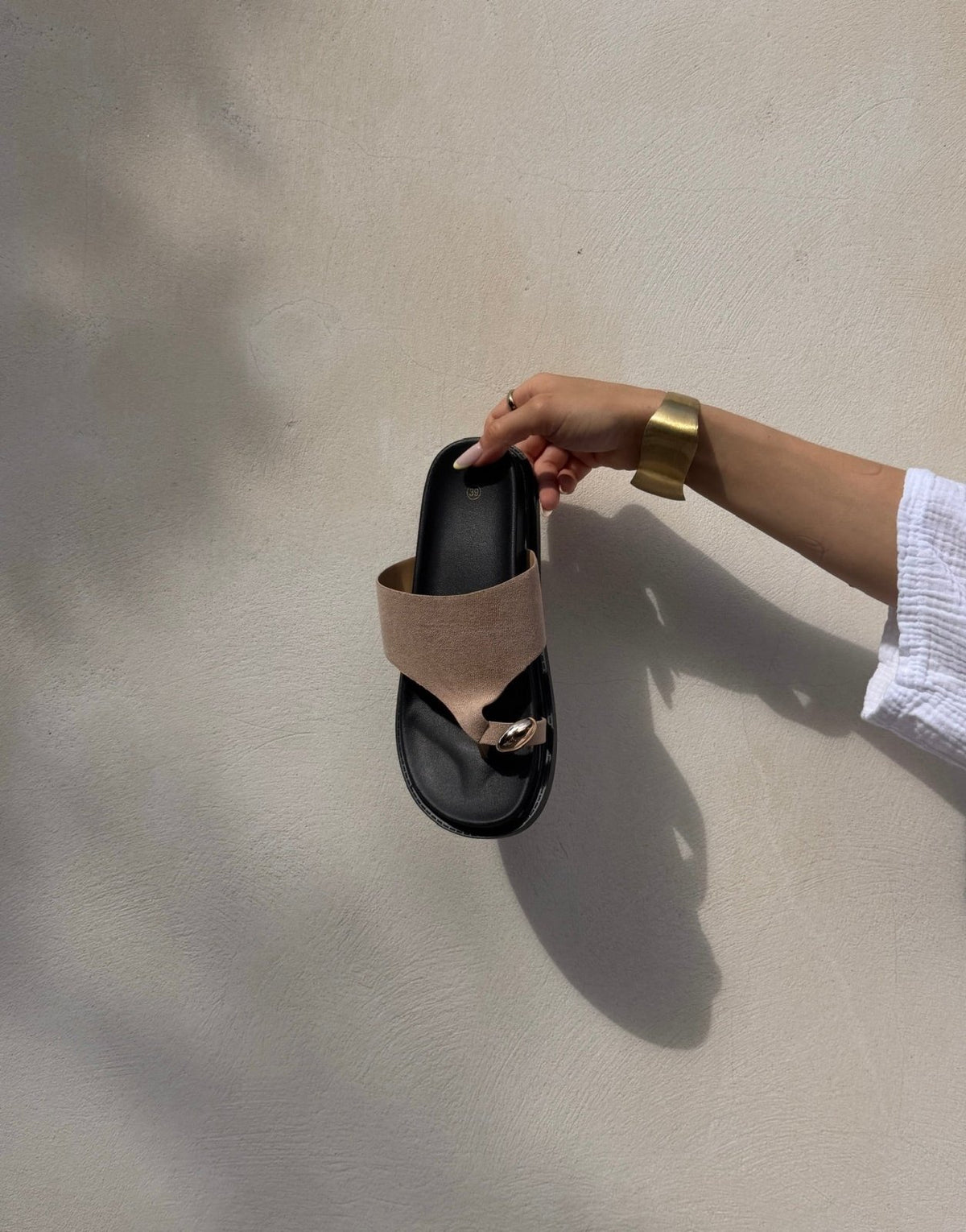 Thong Sandals in Wildlederoptik – Golddetail, Beige & Schwarze Sohle - Switch-Fashion