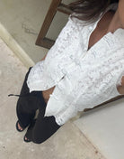 Weiße Bluse mit Toggle-Verschluss – Ärmellos, hochgeschlossen, figurbetont - Switch-Fashion