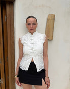 Weiße Bluse mit Toggle-Verschluss – Ärmellos, hochgeschlossen, figurbetont - Switch-Fashion