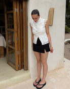 Weiße Bluse mit Toggle-Verschluss – Ärmellos, hochgeschlossen, figurbetont - Switch-Fashion