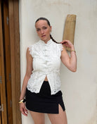 Weiße Bluse mit Toggle-Verschluss – Ärmellos, hochgeschlossen, figurbetont - Switch-Fashion
