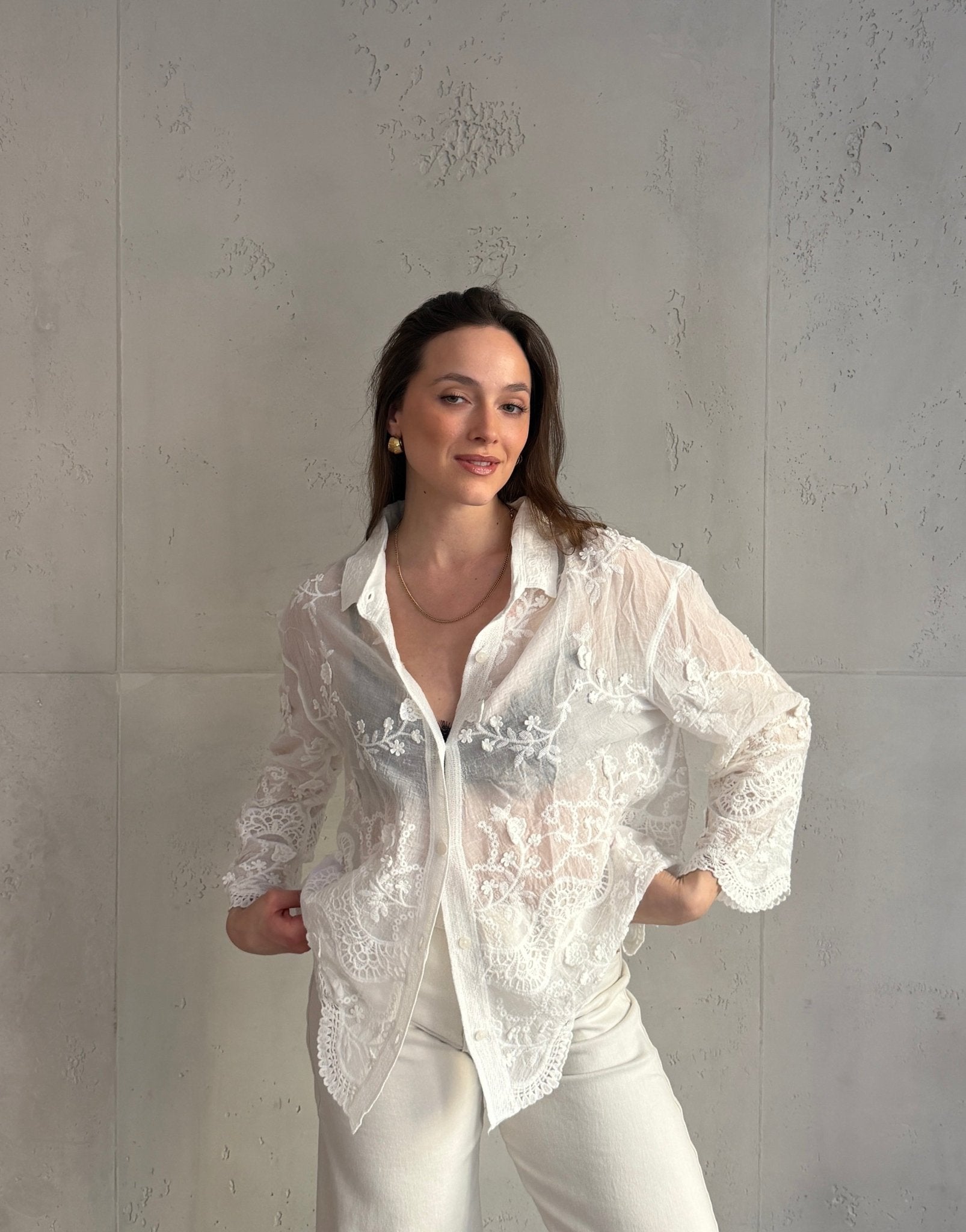 Weiße Hemdbluse aus Baumwolle – Spitze & Häkel - Details - Switch - Fashion