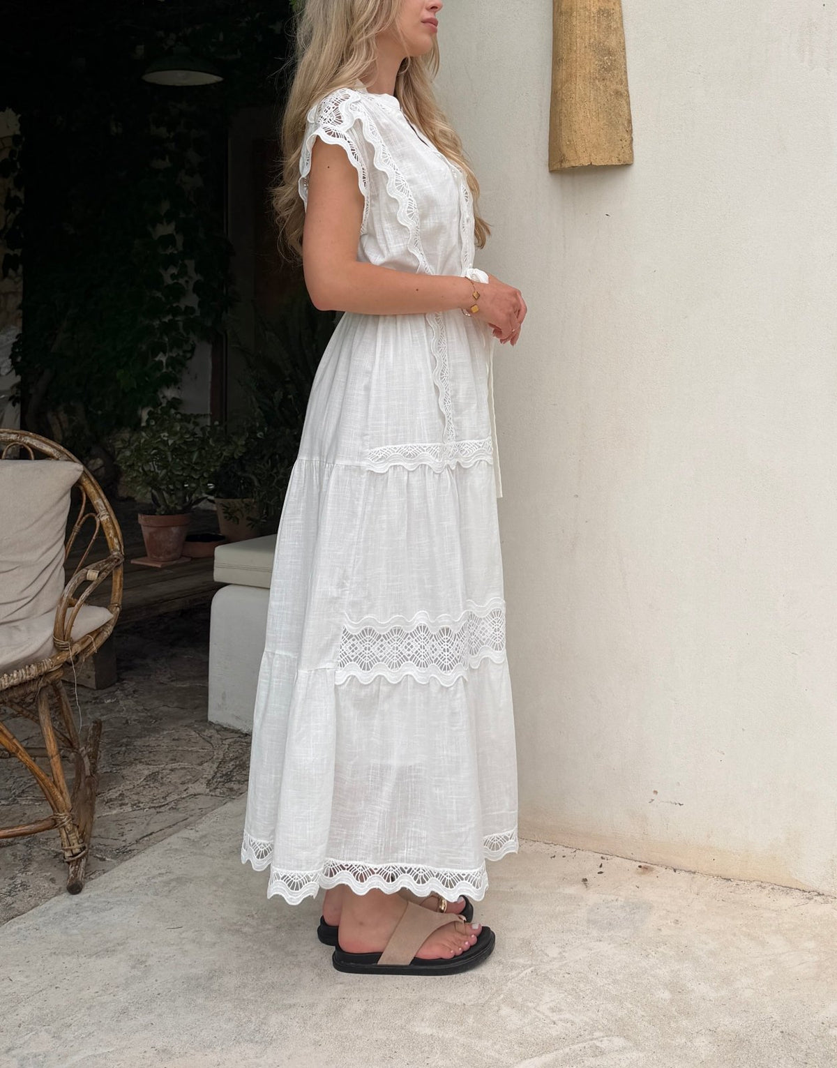 White Maxi Dress – Rüschen, Knöpfe, V-Ausschnitt - Switch-Fashion