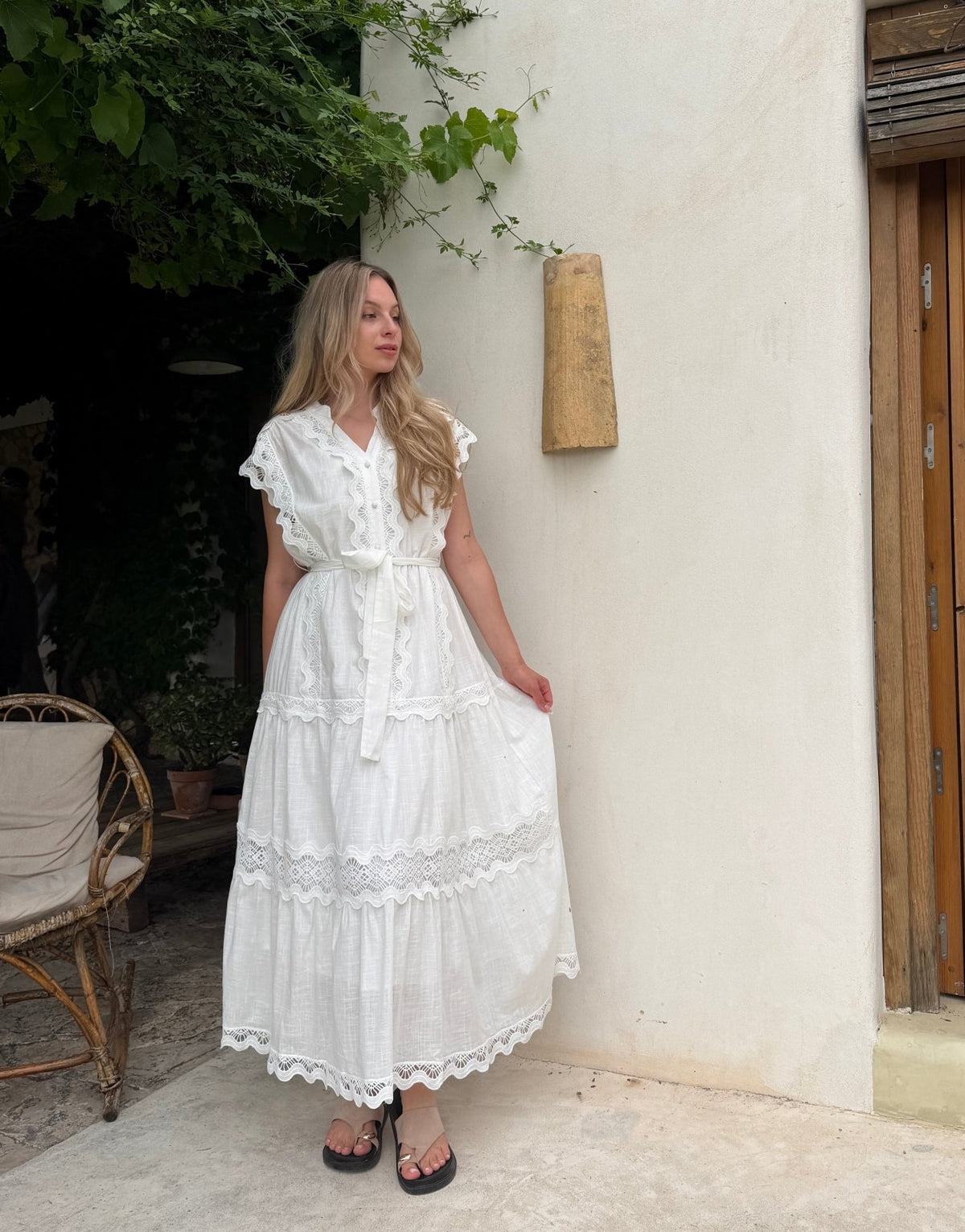 White Maxi Dress – Rüschen, Knöpfe, V-Ausschnitt - Switch-Fashion