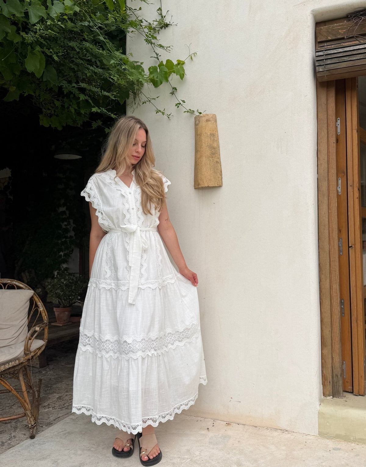 White Maxi Dress – Rüschen, Knöpfe, V-Ausschnitt - Switch-Fashion