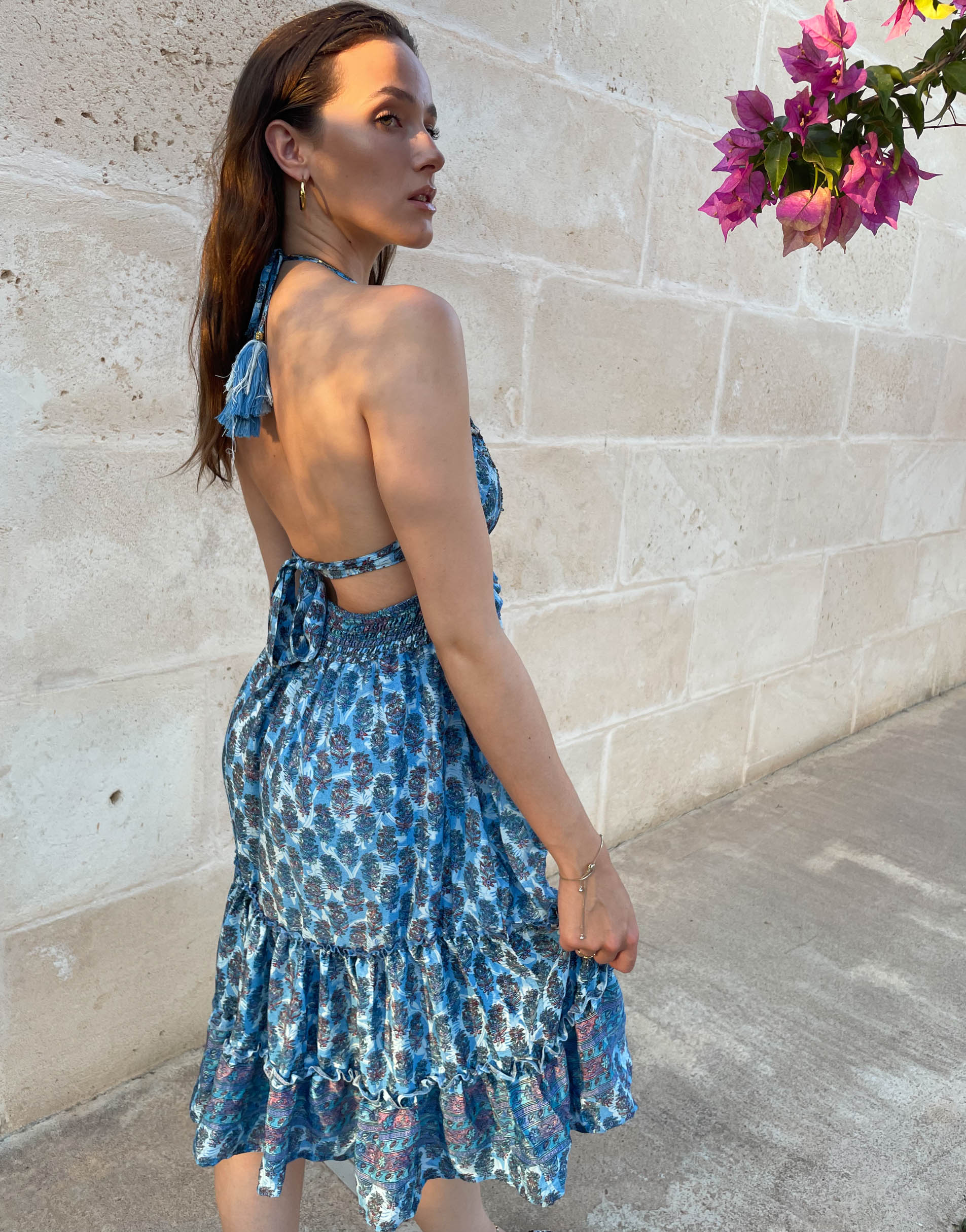 Dress Aqua: Blaues Kleid mit Stickerei und Neckholder Schnürung aus Seide 