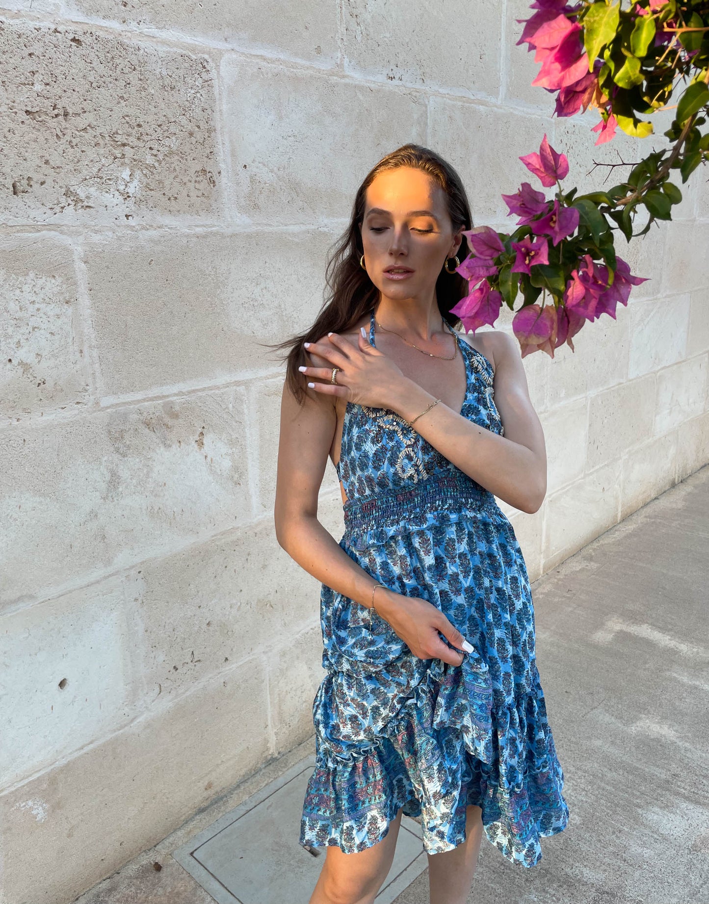 Dress Aqua: Blaues Kleid mit Stickerei und Neckholder Schnürung aus Seide 