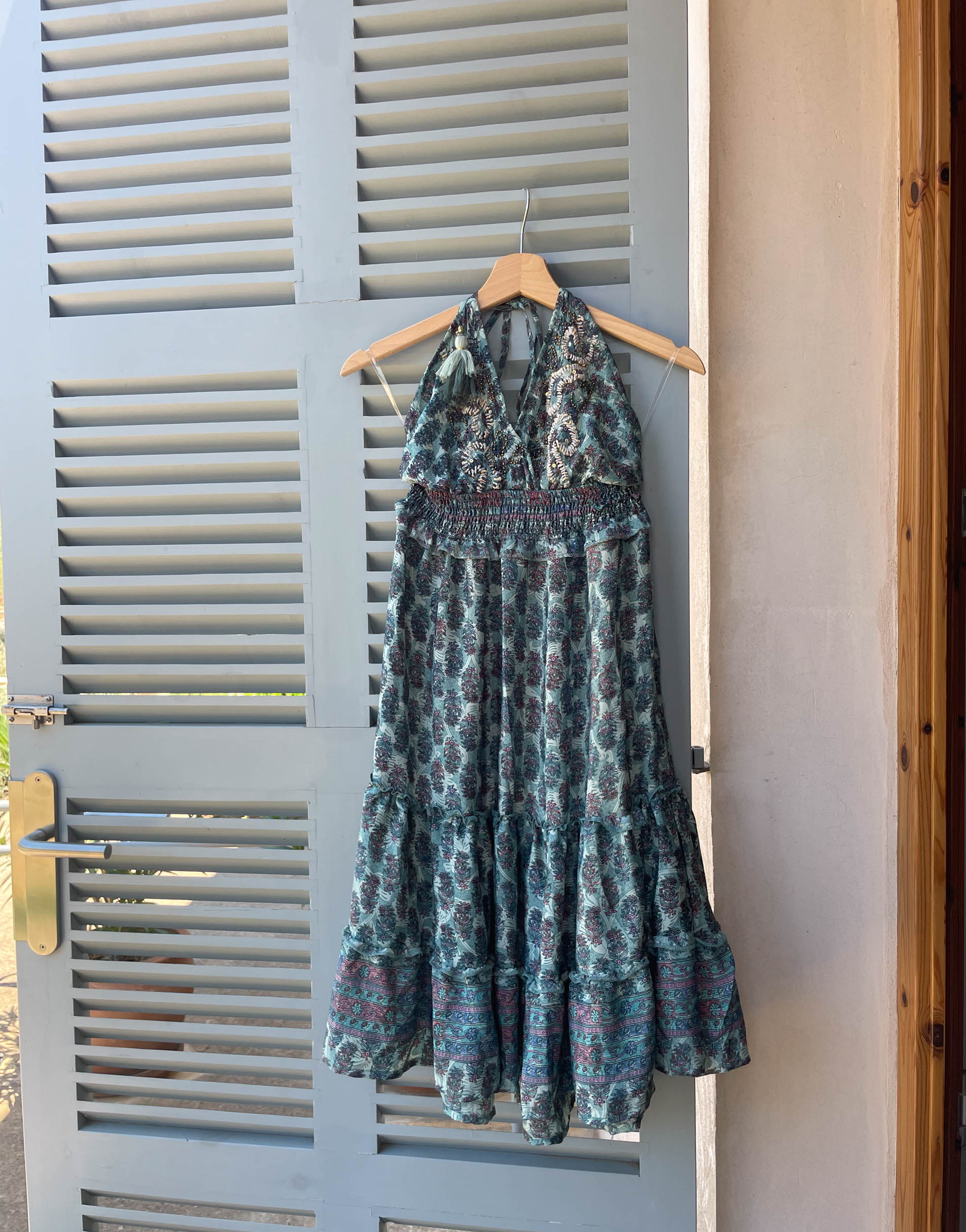Dress Aqua: Türkises Kleid mit Stickerei und Neckholder Schnürung aus Seide 