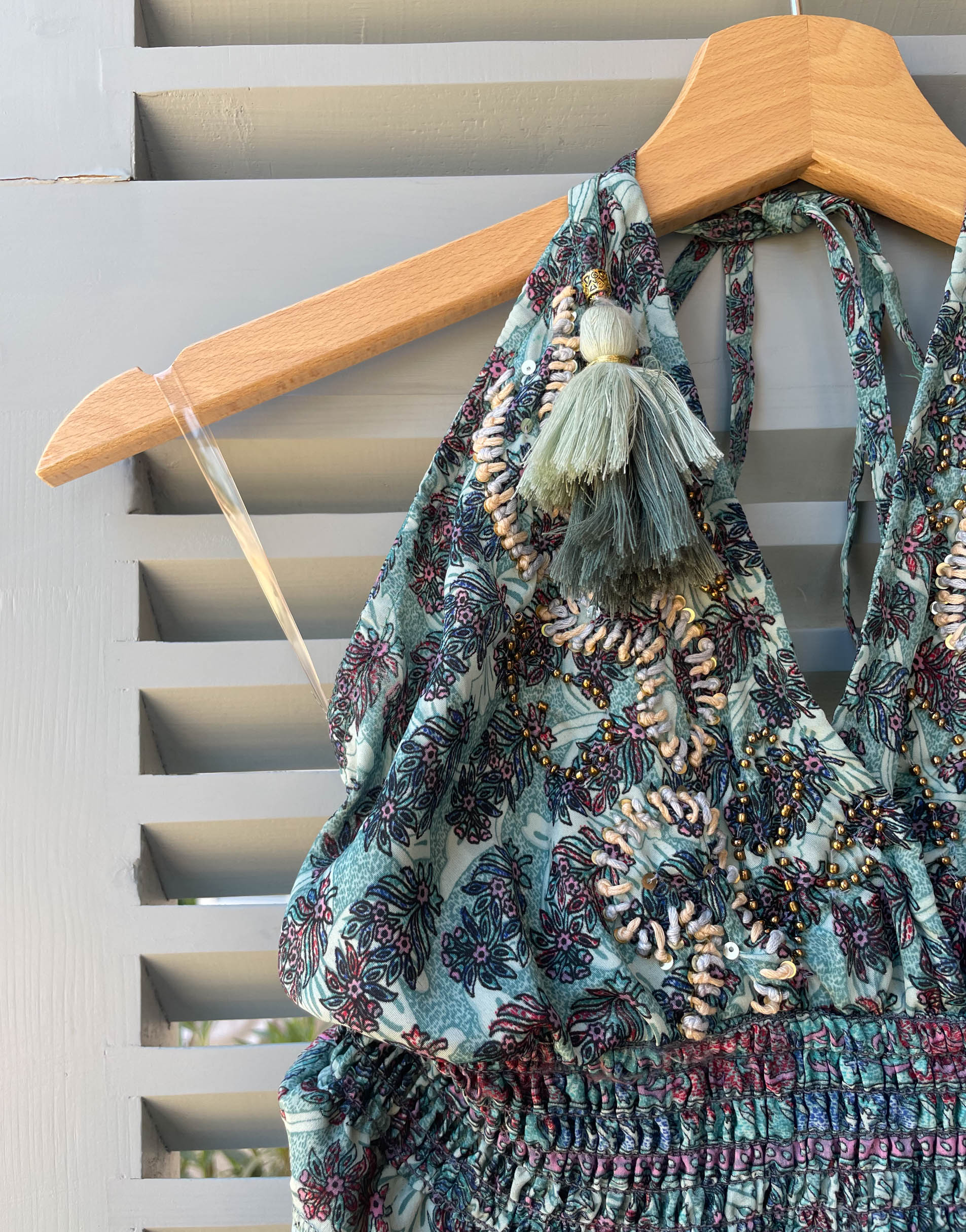 Dress Aqua: Türkises Kleid mit Stickerei und Neckholder Schnürung aus Seide 