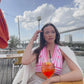 Gehäkeltes Neckholder-Top in Pink/Weiß kombiniert mit silky Hose und Blazer
