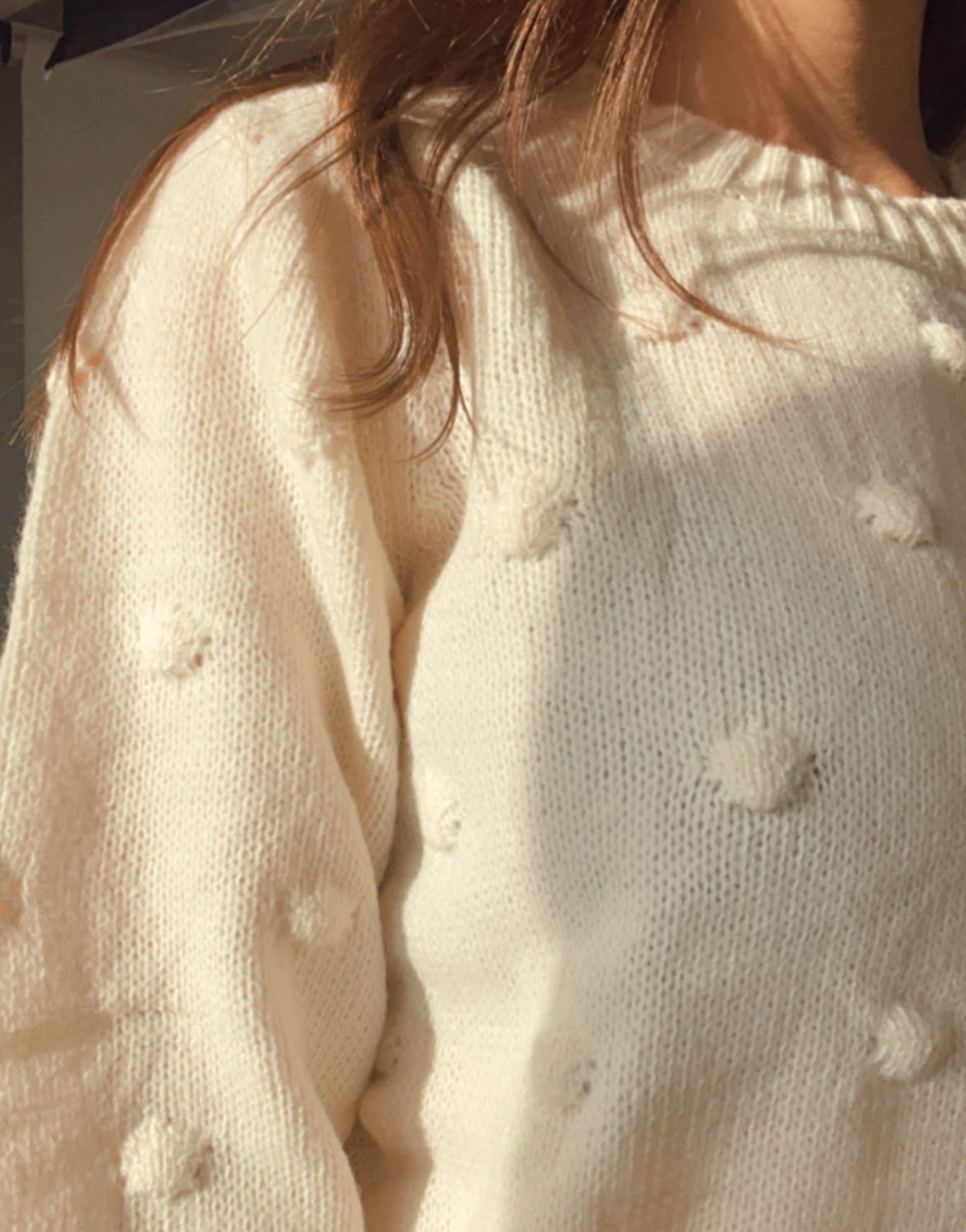 Hoch geschlossener kurzer Pullover mit Wollpunkten in beige