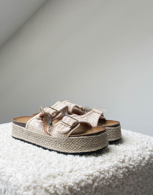 Sandalen in beige mit Schnallen und Details - Switch-Fashion
