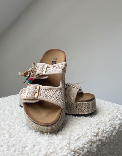 Sandalen in beige mit Schnallen und Details - Switch-Fashion