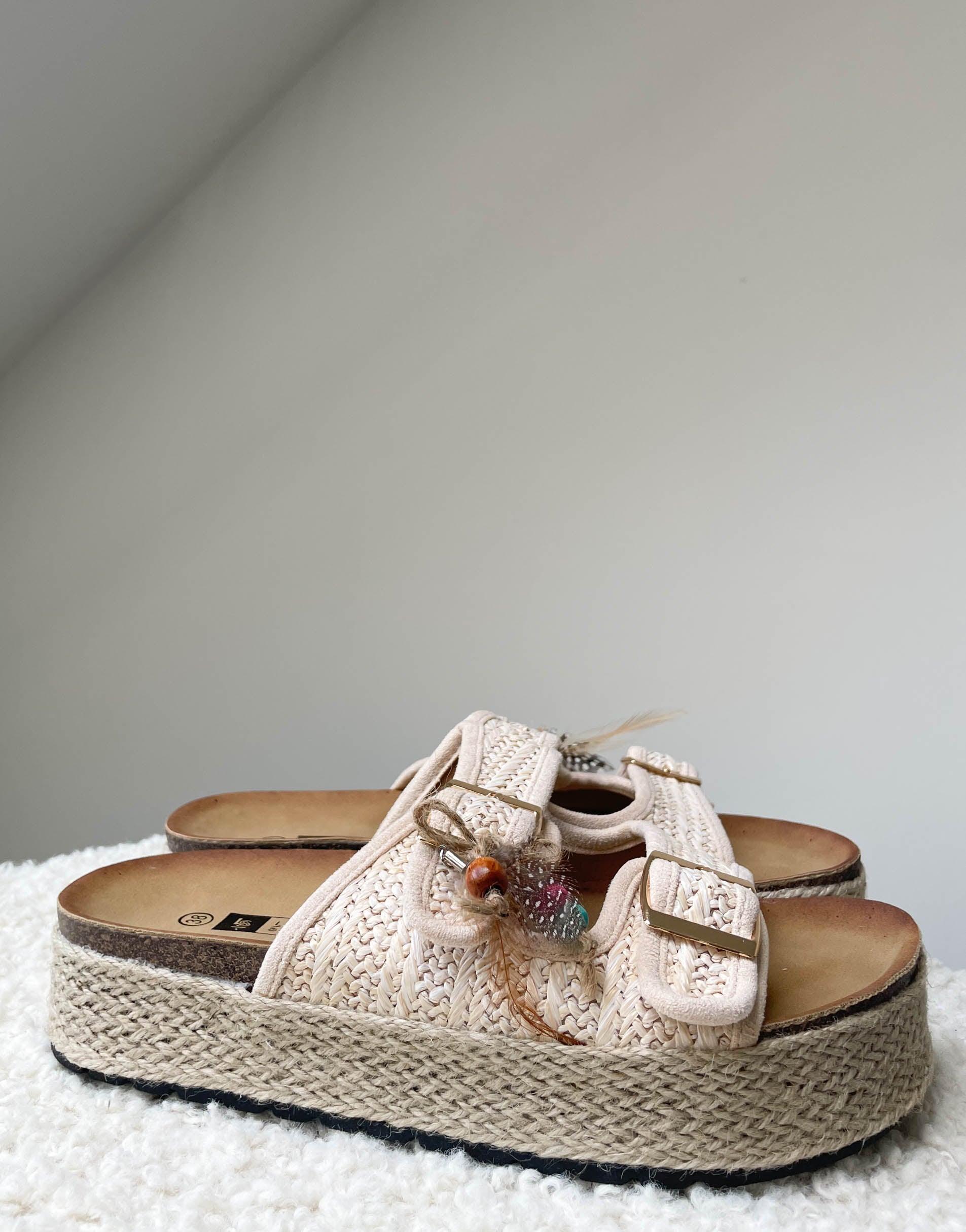 Sandalen in beige mit Schnallen und Details - Switch-Fashion