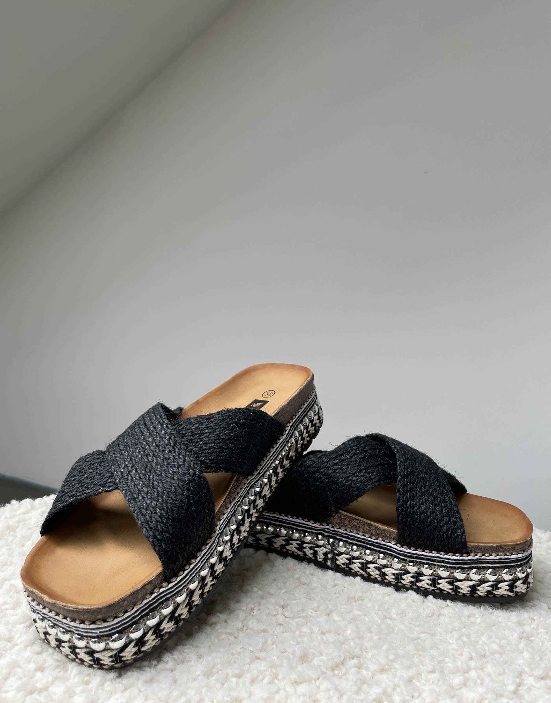 Flache Sandalen mit überkreuztem Riemen in schwarz