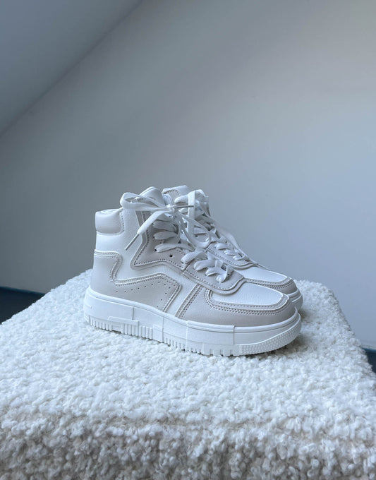 Hohe Sneaker in weiß mit beigen Details