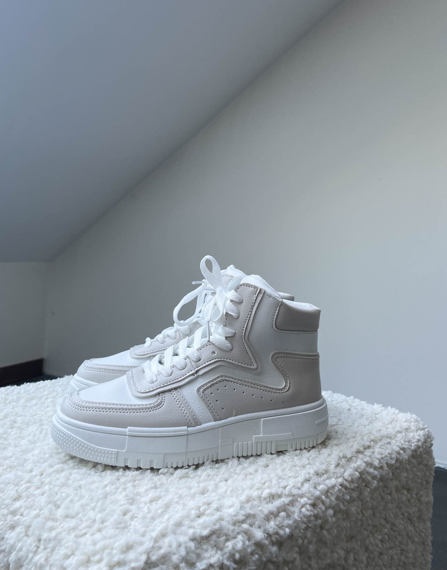 Hohe Sneaker in weiß mit beigen Details