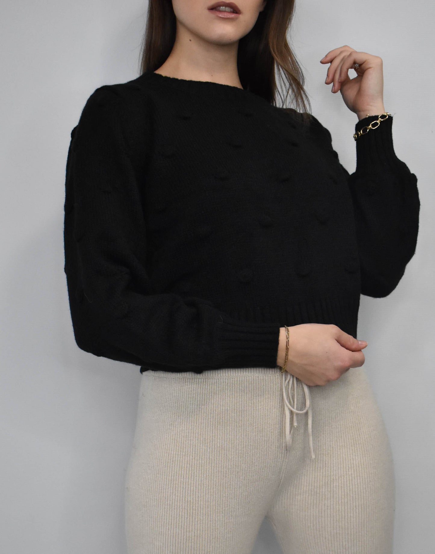 Hoch geschlossener kurzer Pullover mit Wollpunkten in schwarz