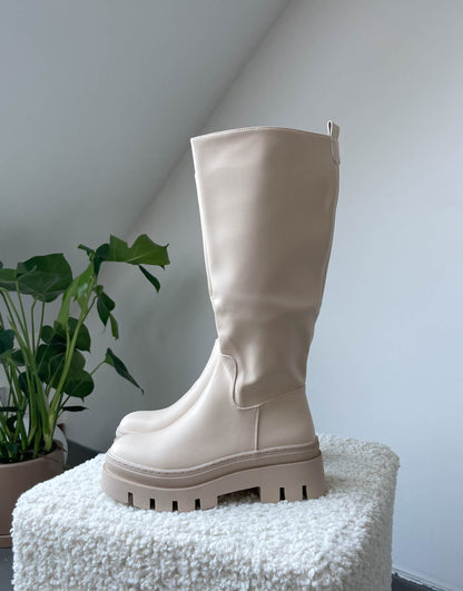 Stiefel aus Kunstleder in Beige 